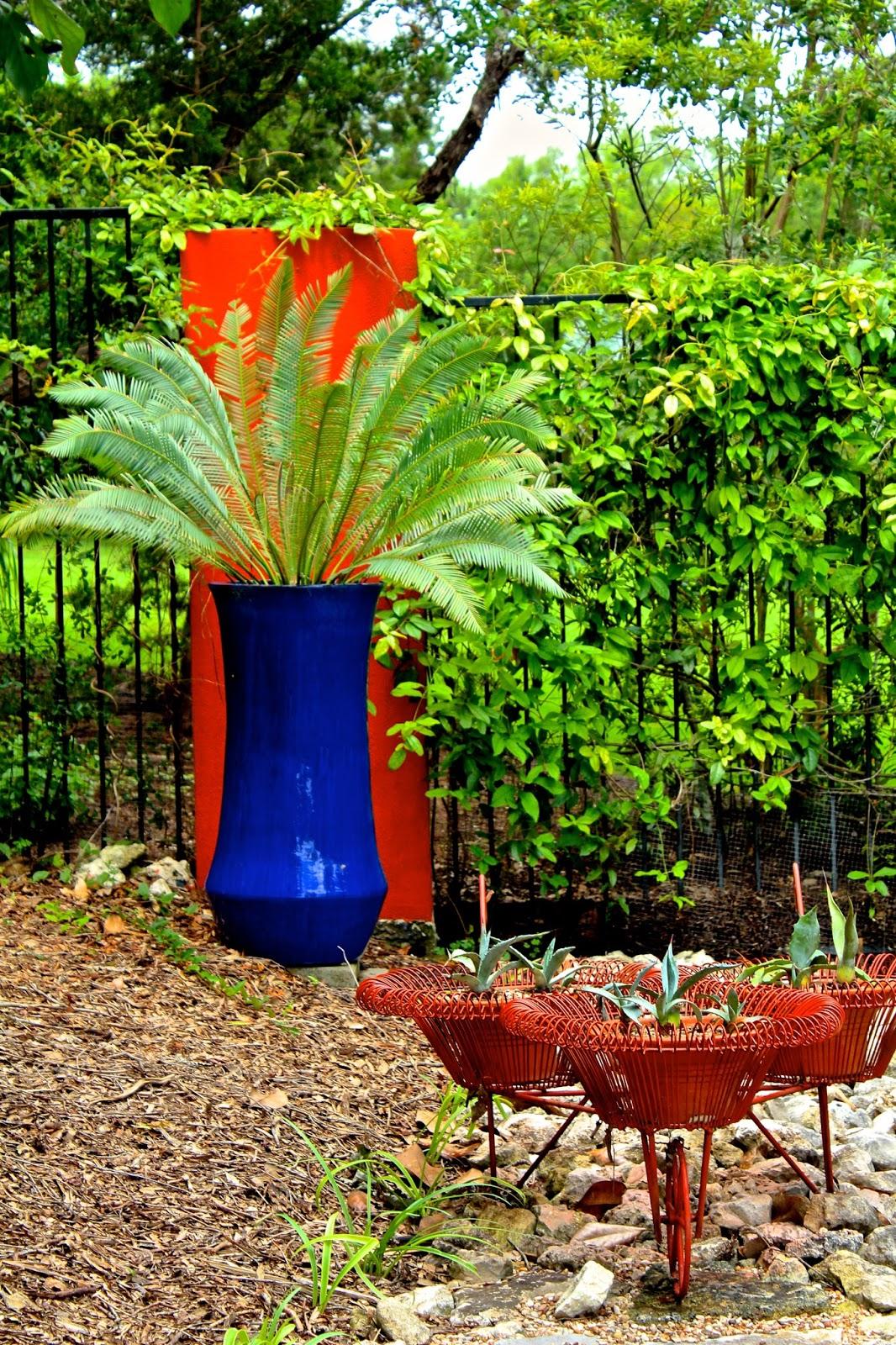 Use colorful⁤ pots and plants to brighten⁢ your backyard