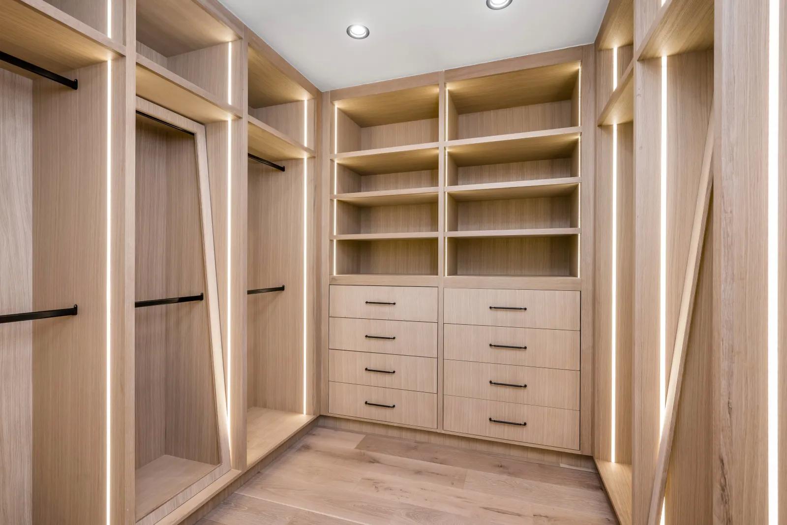 Bedroom Trend: Custom Closets - Maximize space⁤ with⁤ organized, personalized closet solutions