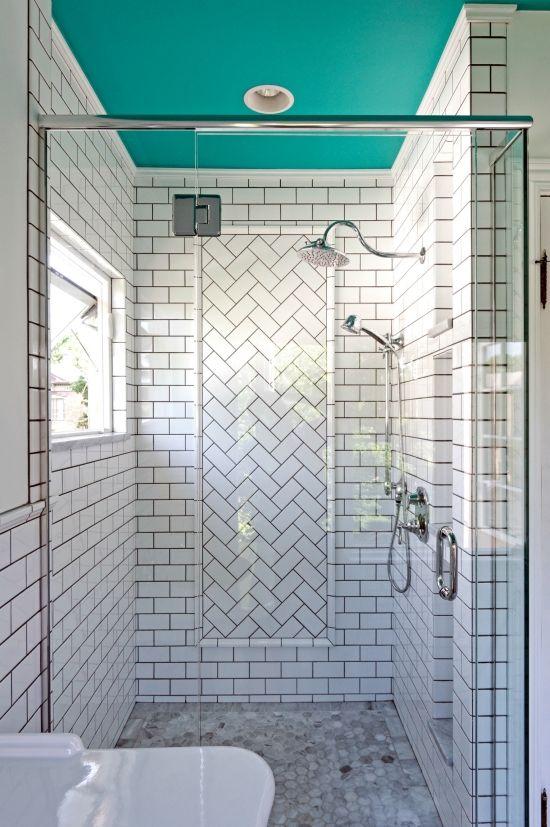 Use colorful paint on the ceiling ⁣to ​add an unexpected twist to your eclectic bathroom