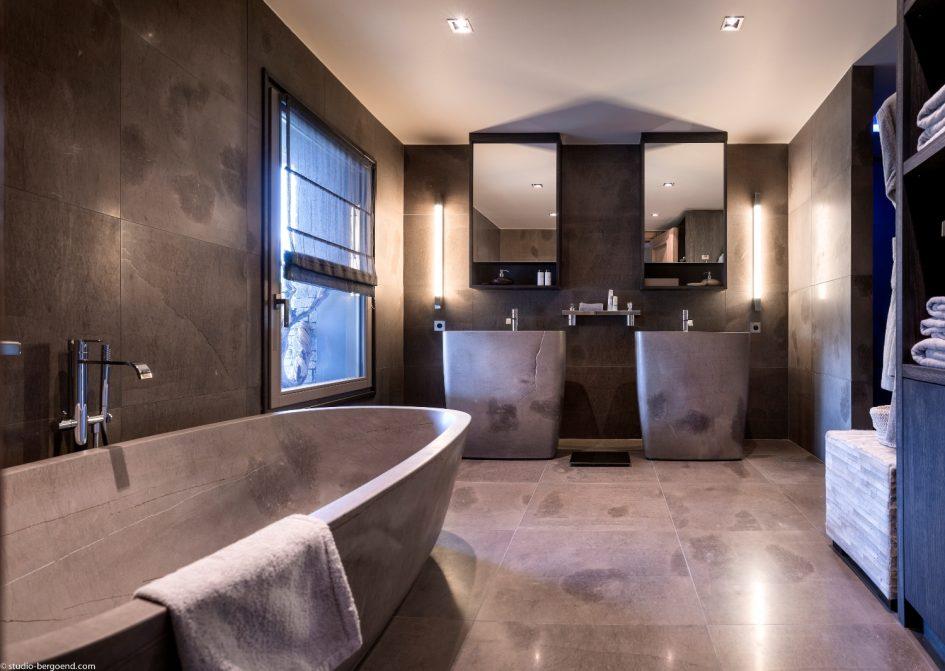 Design a⁤ walk-in ⁣shower ⁣for ⁤spacious ‌Chalet Bathroom luxury