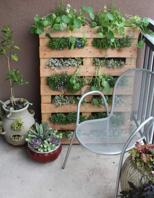 Turn your balcony ⁢into ⁢a green ‍oasis with‌ a ⁢pallet garden