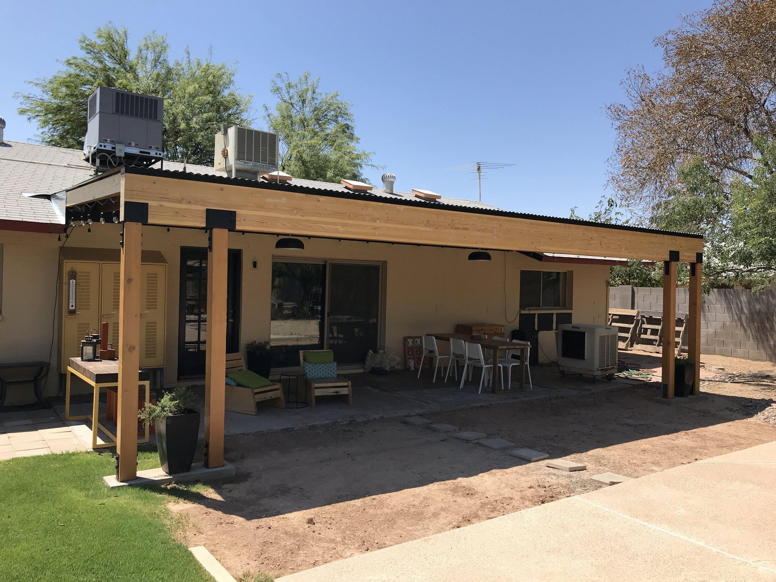 Create⁢ an outdoor game⁤ corner⁢ on your screened porch for ⁢fun