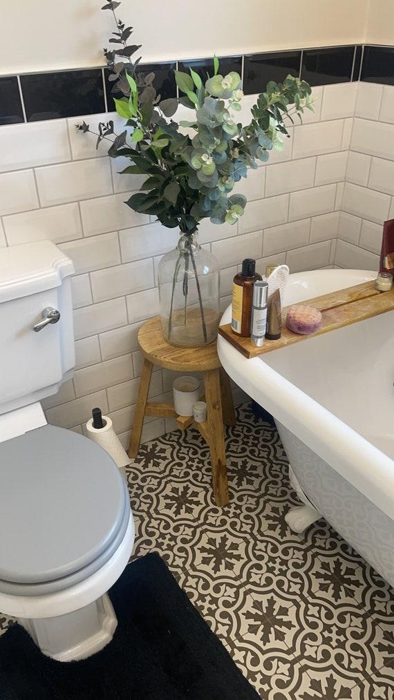 Vintage Stools: Use⁢ retro seating to add a functional flair to ‌your eclectic bathroom