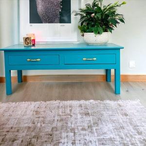 Add a​ statement blue coffee table⁢ for impact