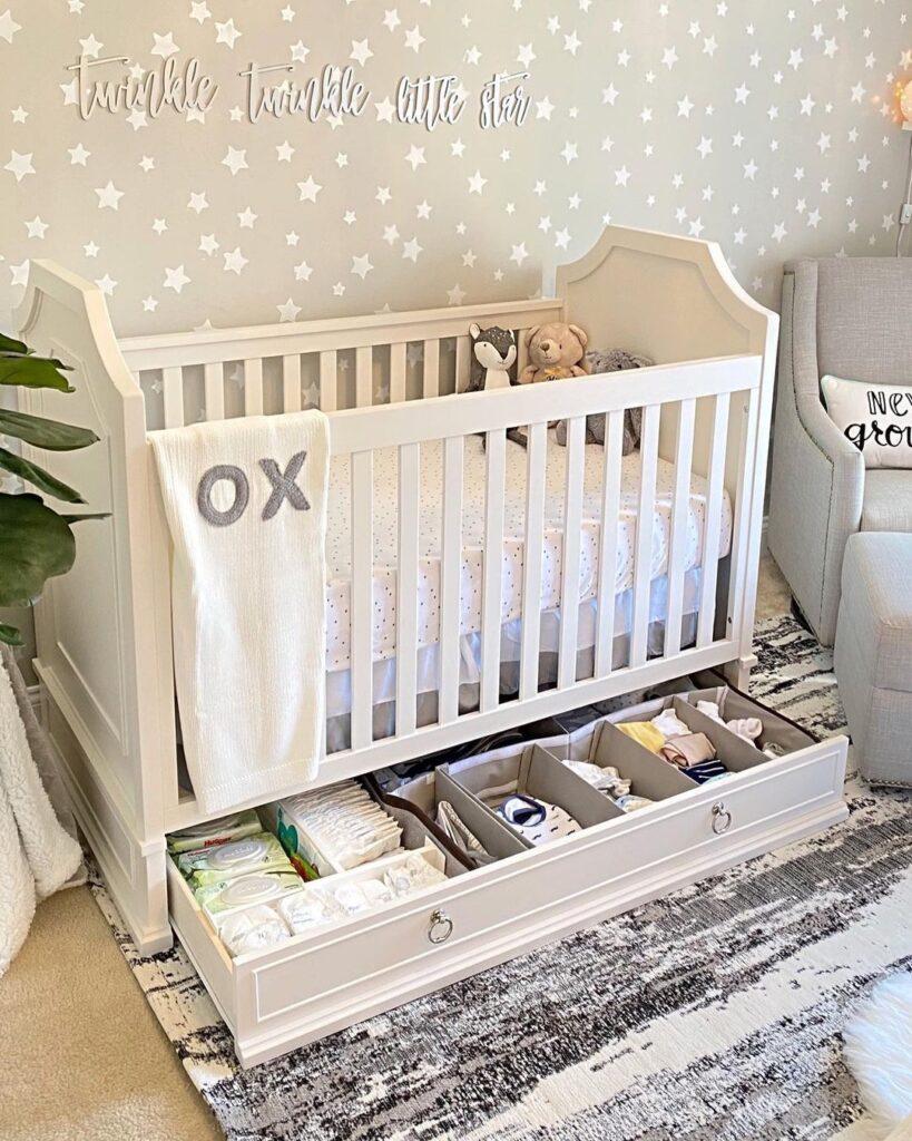 Choose multifunctional furniture to save space ⁤in a small nursery