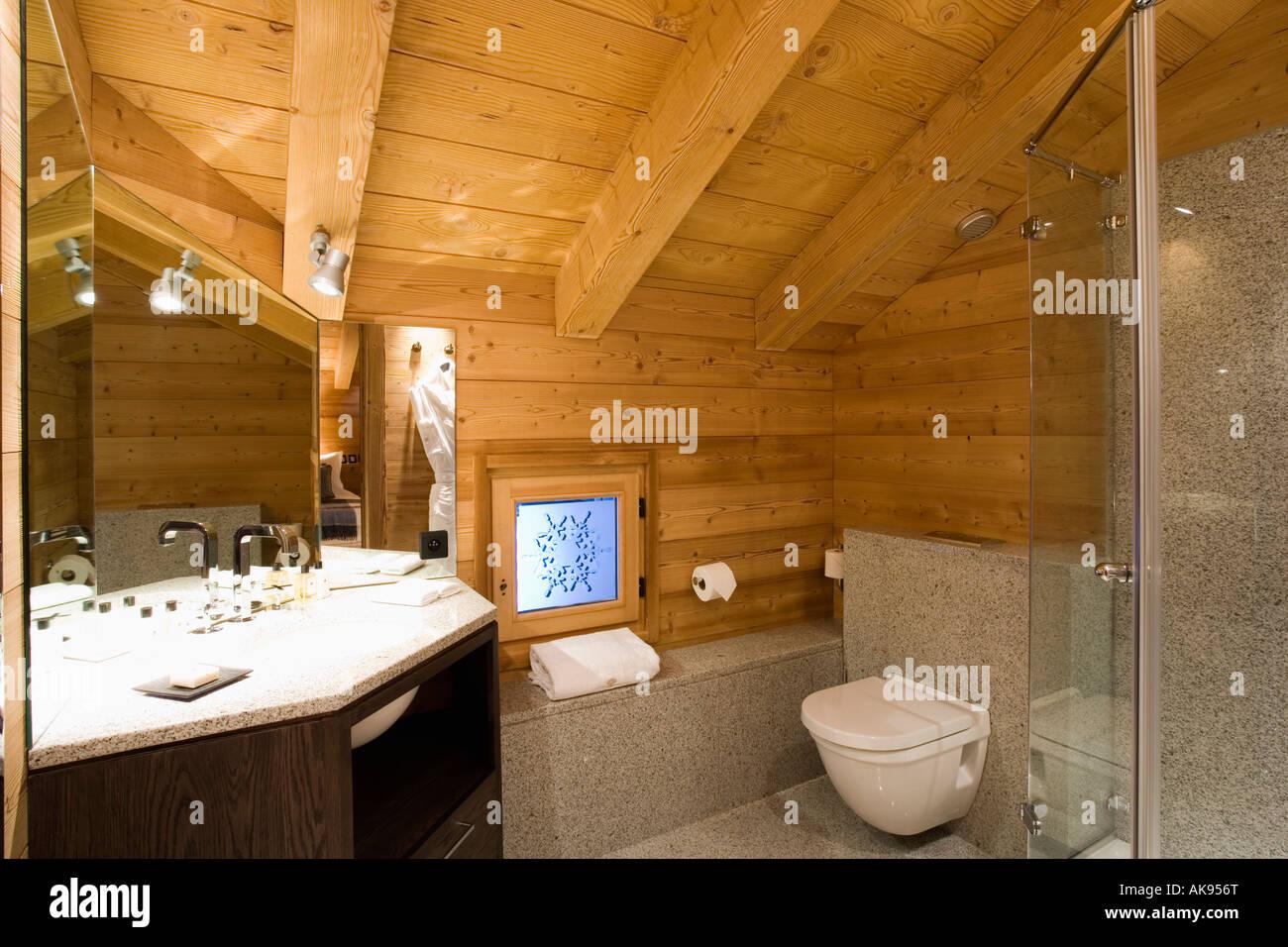 Creative ⁤lighting sets the ​mood in your Chalet Bathroom