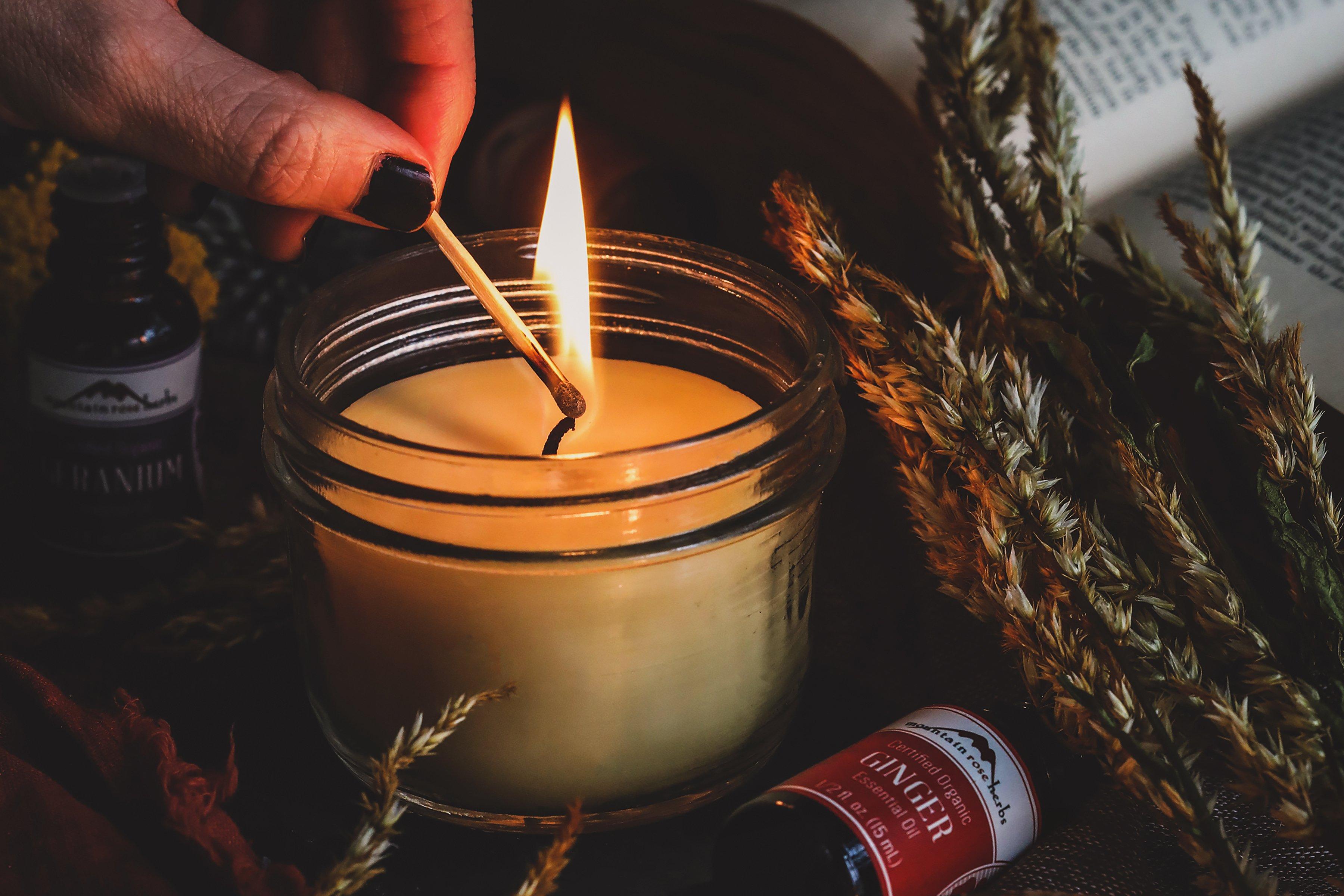 Use essential‍ oils or ⁢natural ⁢candles to​ create inviting scents in ‌your earthy⁢ living ⁤room