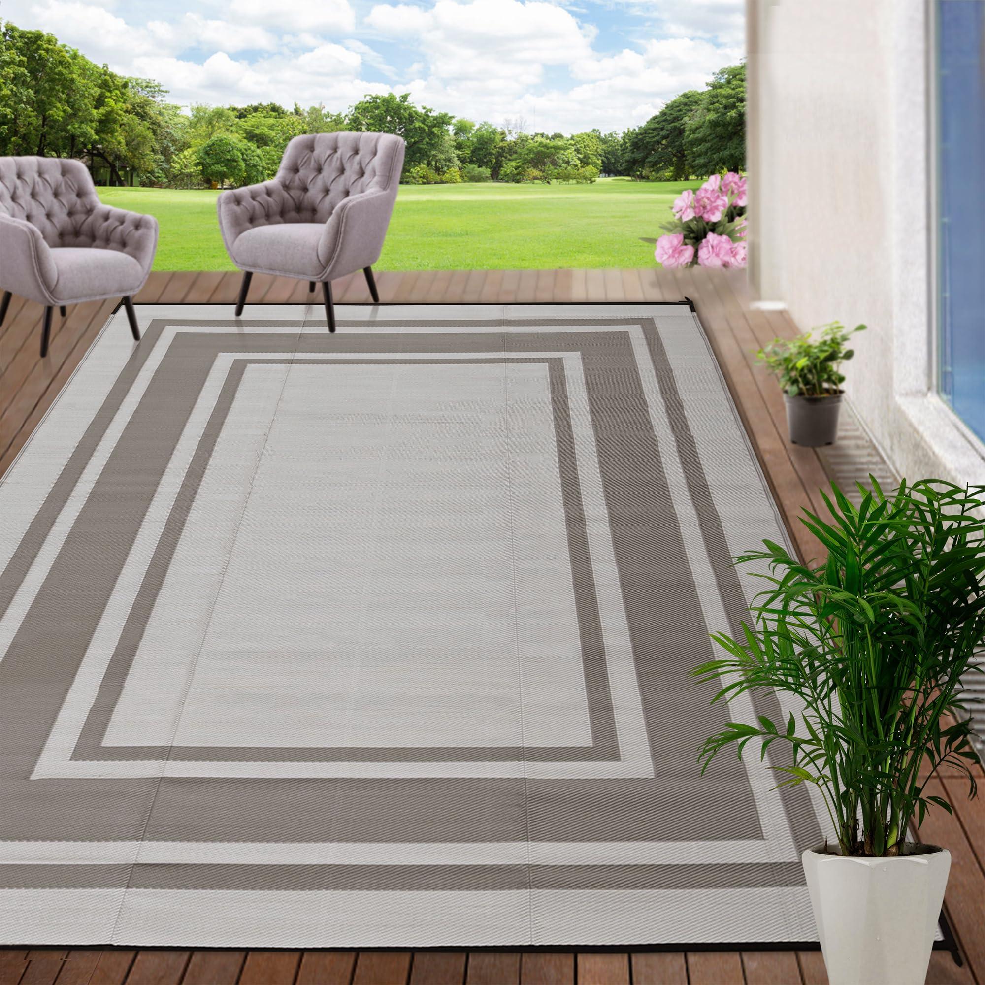 Add soft outdoor rugs to your Screened⁣ Porch for warmth