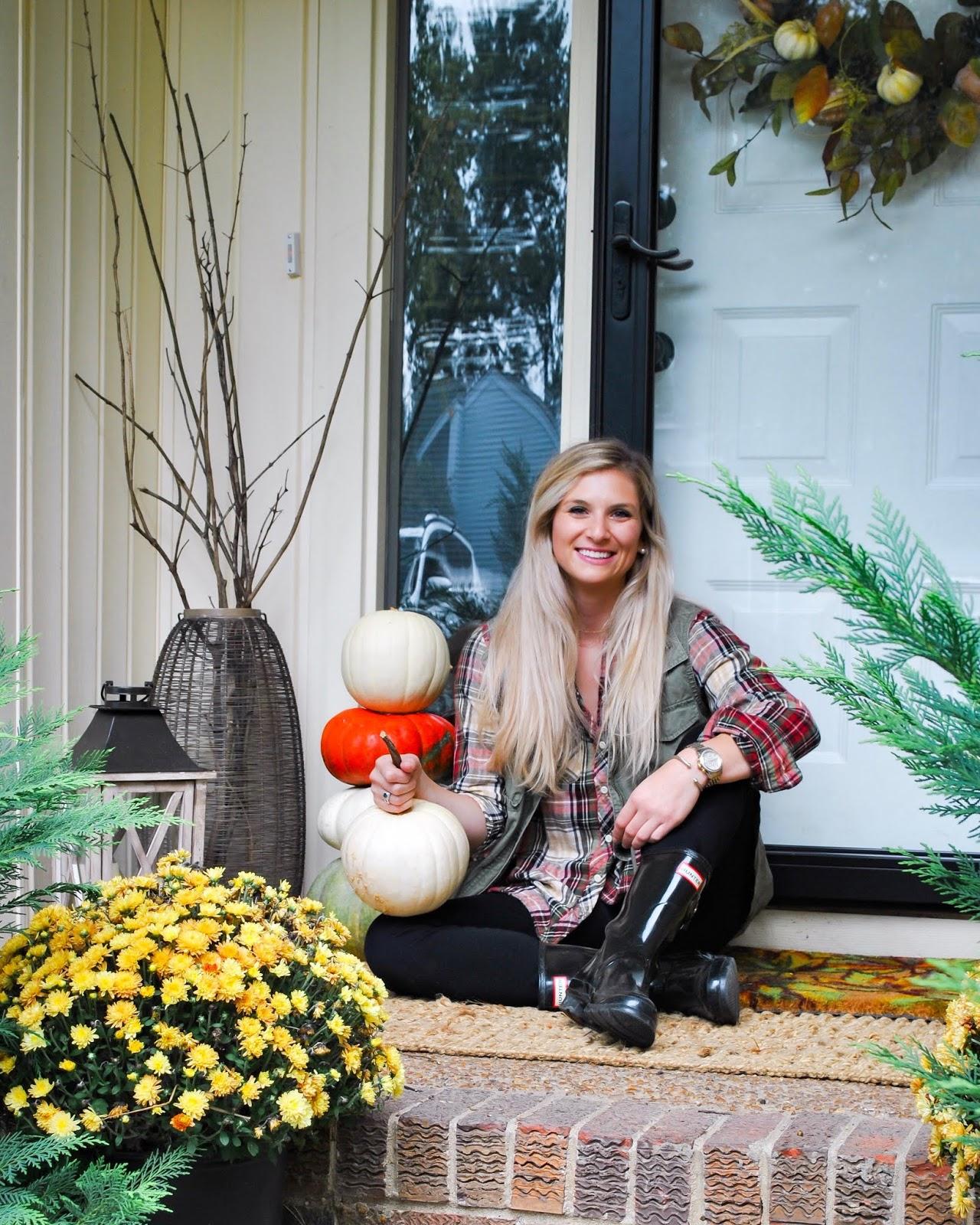 Keep seasonal decor to refresh your Screened Porch ambiance