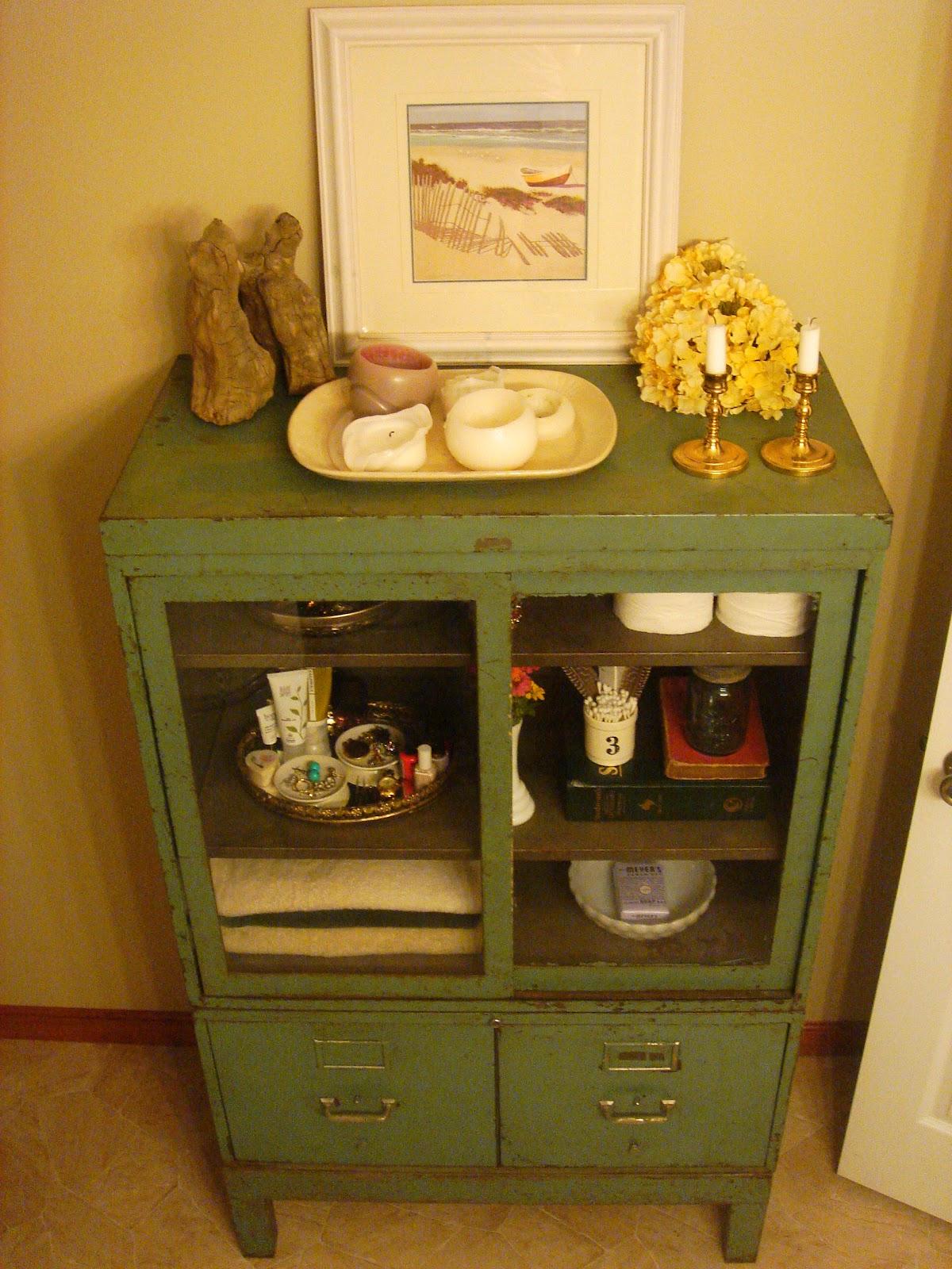 Repurpose vintage ‌furniture as storage in your⁣ chic eclectic⁢ bathroom