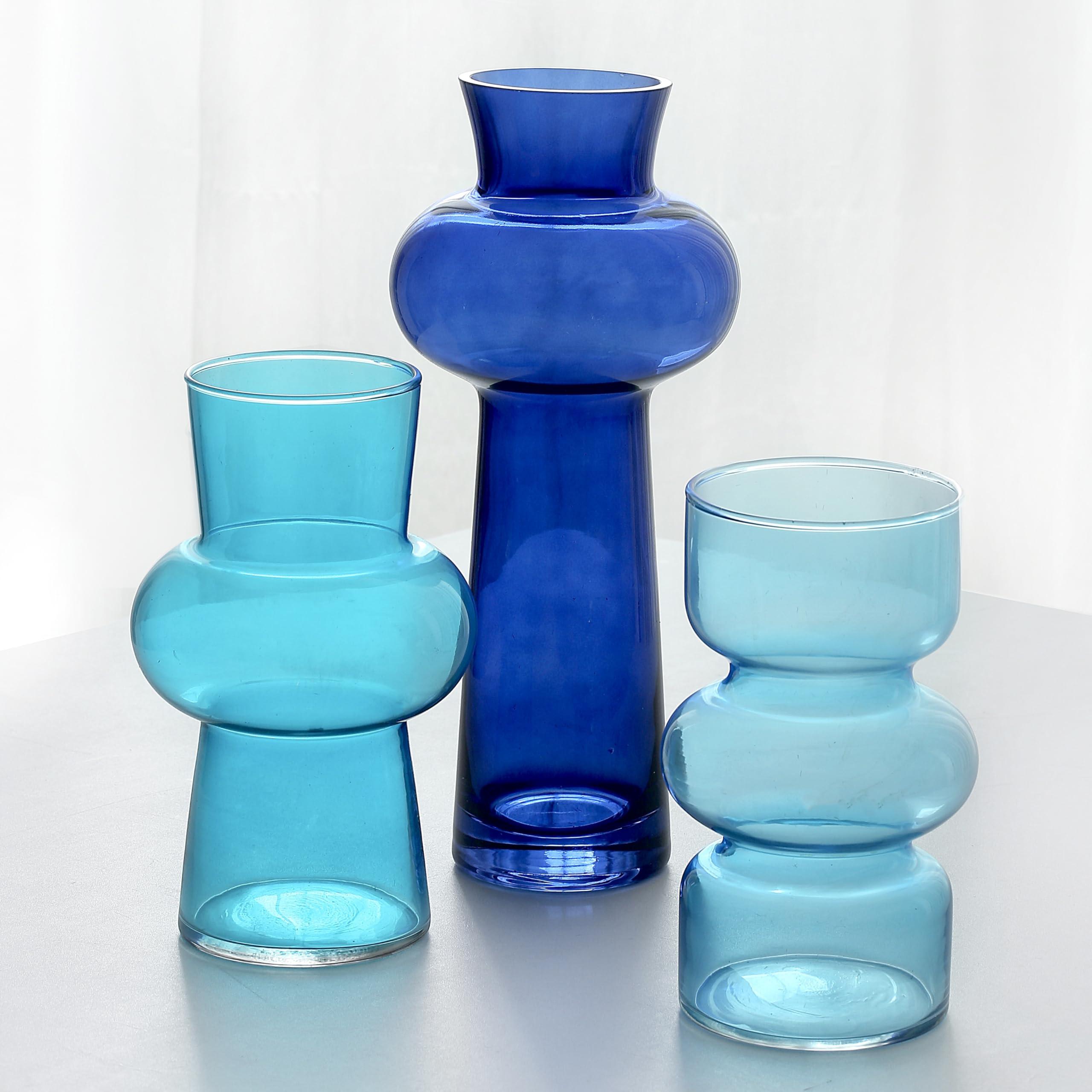 Opt for blue-tinted glass vases as stylish decor⁣ in your living room