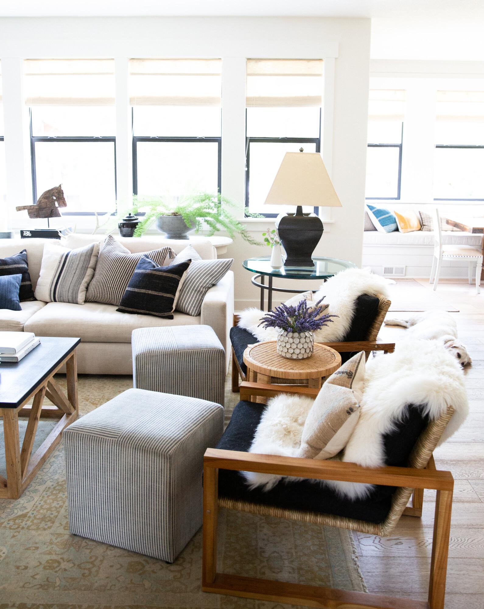 Layer textures with⁤ pillows, throws, and rugs for a ⁤warm living room vibe