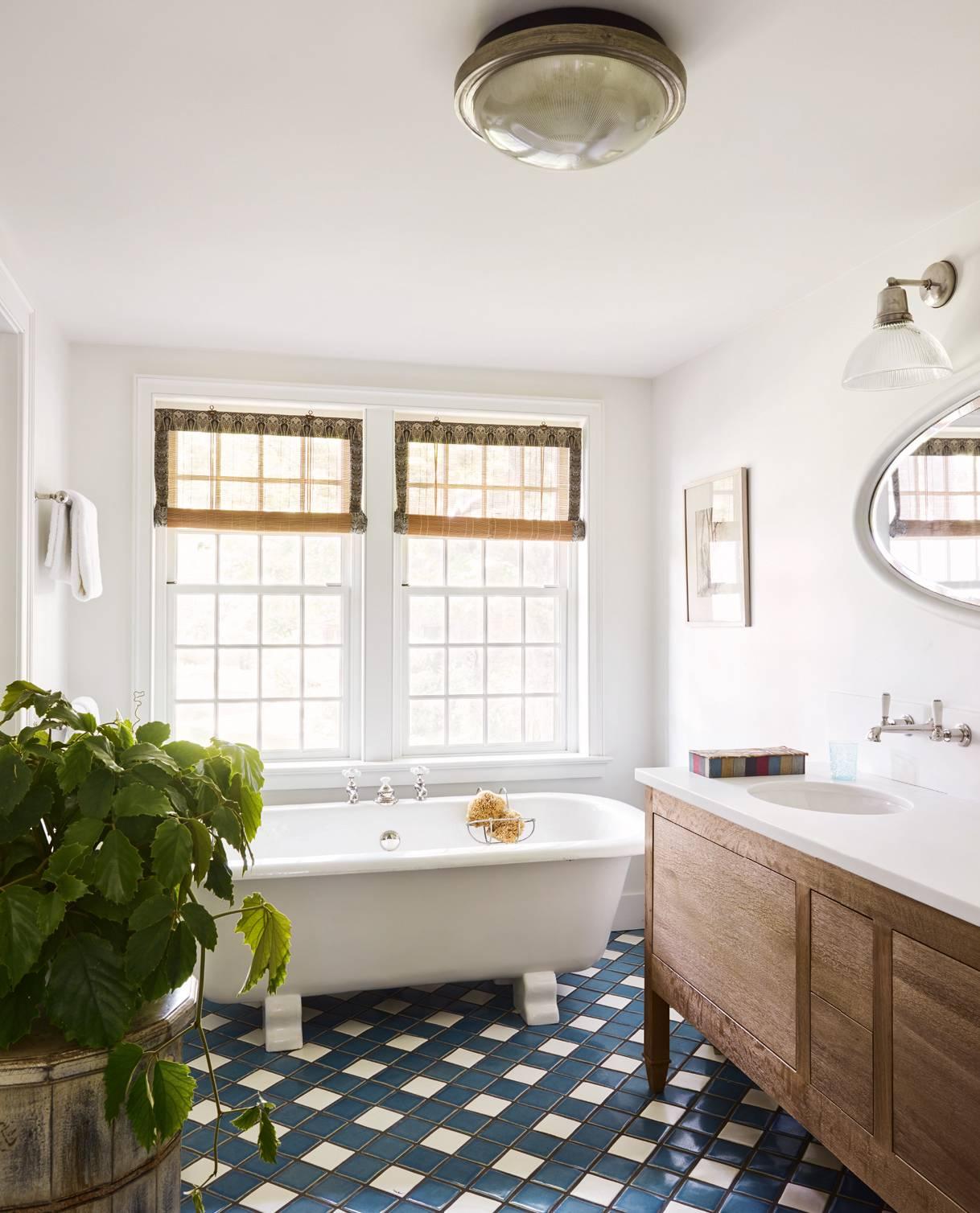 Choose patterned tiles to create visual interest and personality in your farmhouse ⁢bathroom floor