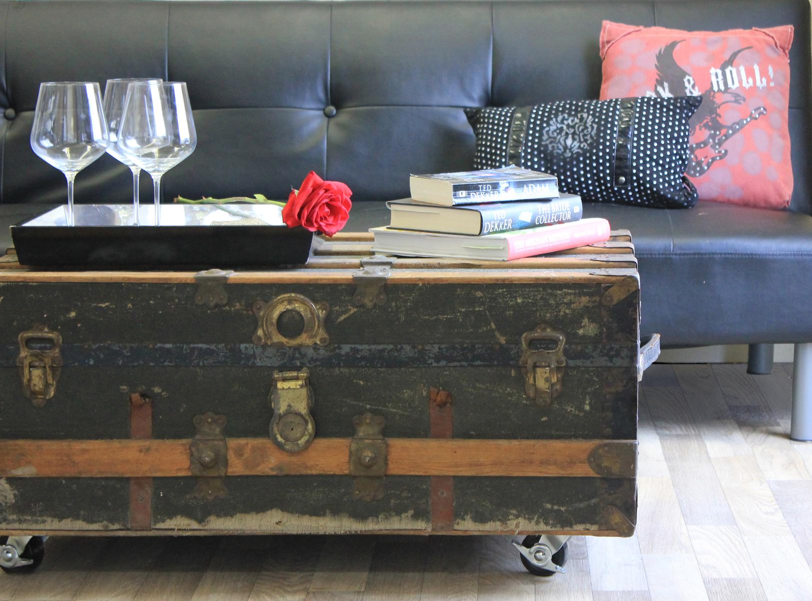 Repurpose⁣ antique⁣ trunks for stylish storage⁤ in​ your vintage living⁢ room