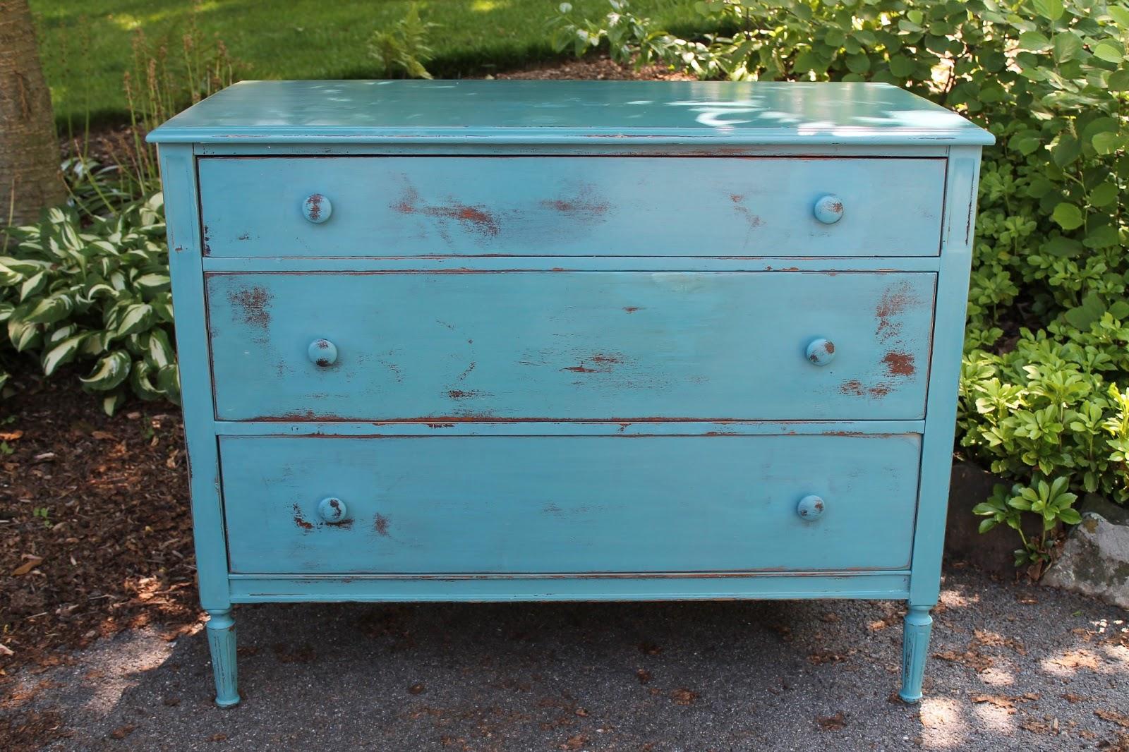 Experiment with blue paint on furniture for a‍ unique twist