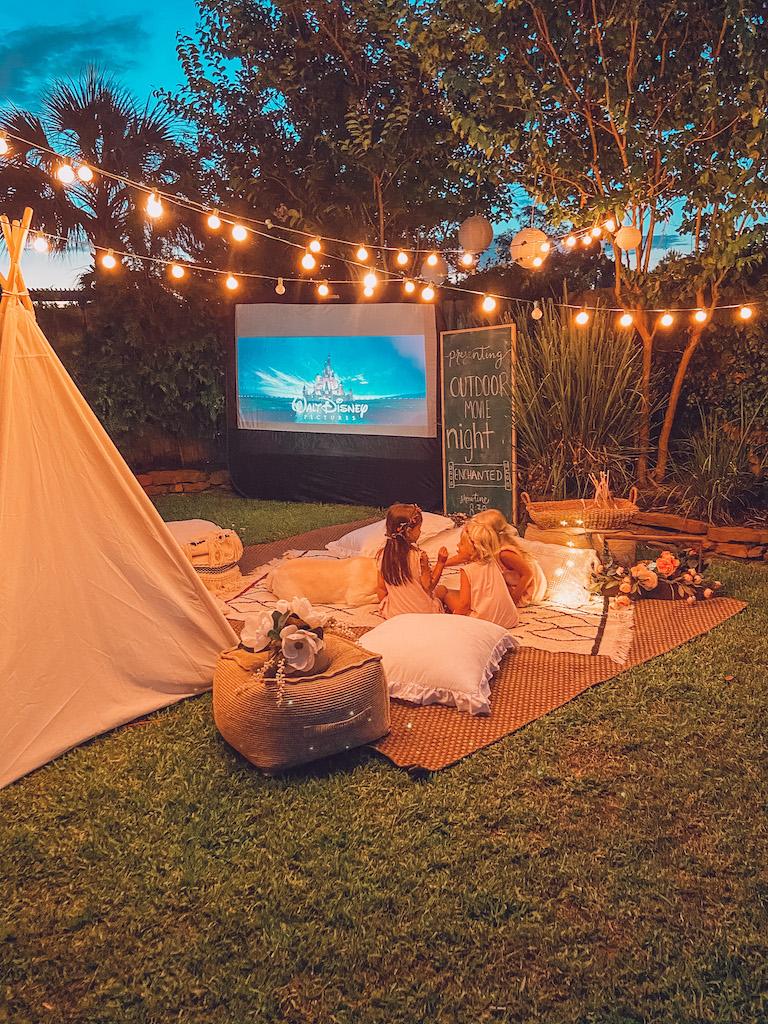 Backyard movie night ​setup ⁣for unforgettable ⁣family entertainment