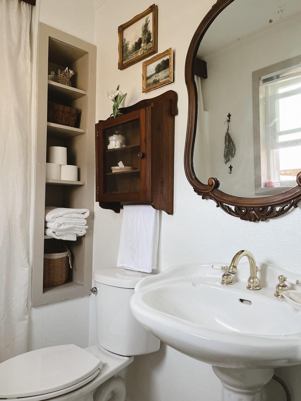 Vintage⁣ mirrors ⁢to add charm to your Chalet Bathroom