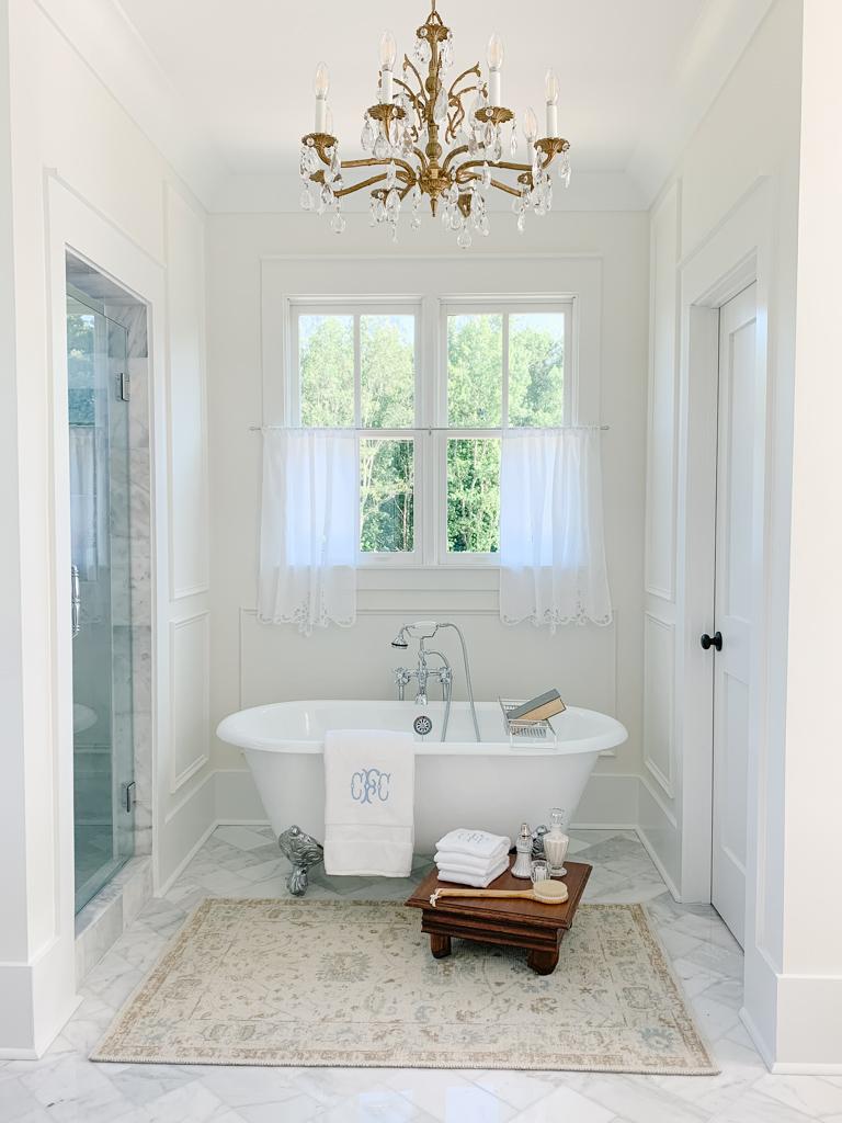 Select a clawfoot bathtub to​ bring vintage flair to⁤ your‍ Farmhouse Bathroom