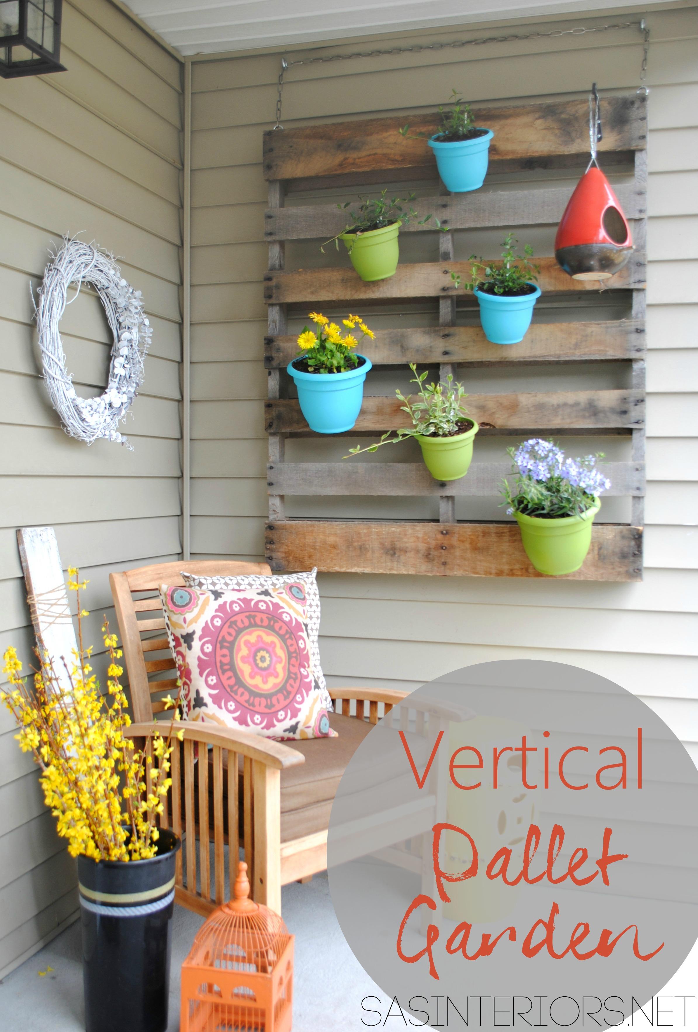 Colorful⁣ Pallet Garden⁣ Flower ⁣Wall for Vibrant Blooms