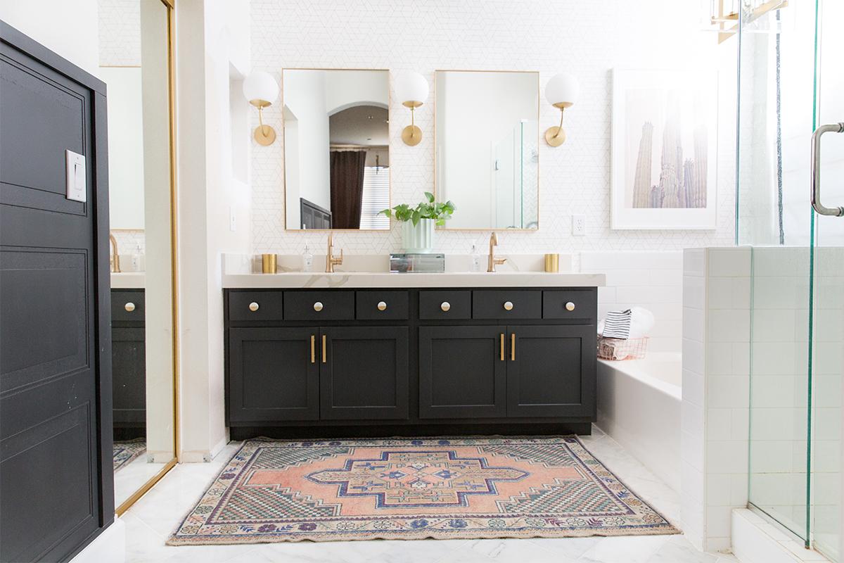 Use mismatched chandeliers for unexpected elegance in ‌your eclectic bathroom oasis