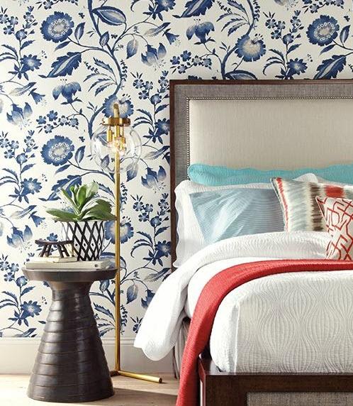 Bold​ Wallpaper: Make a statement with ​patterned wallpaper ⁢in⁣ your chic⁢ bedroom ⁤trend