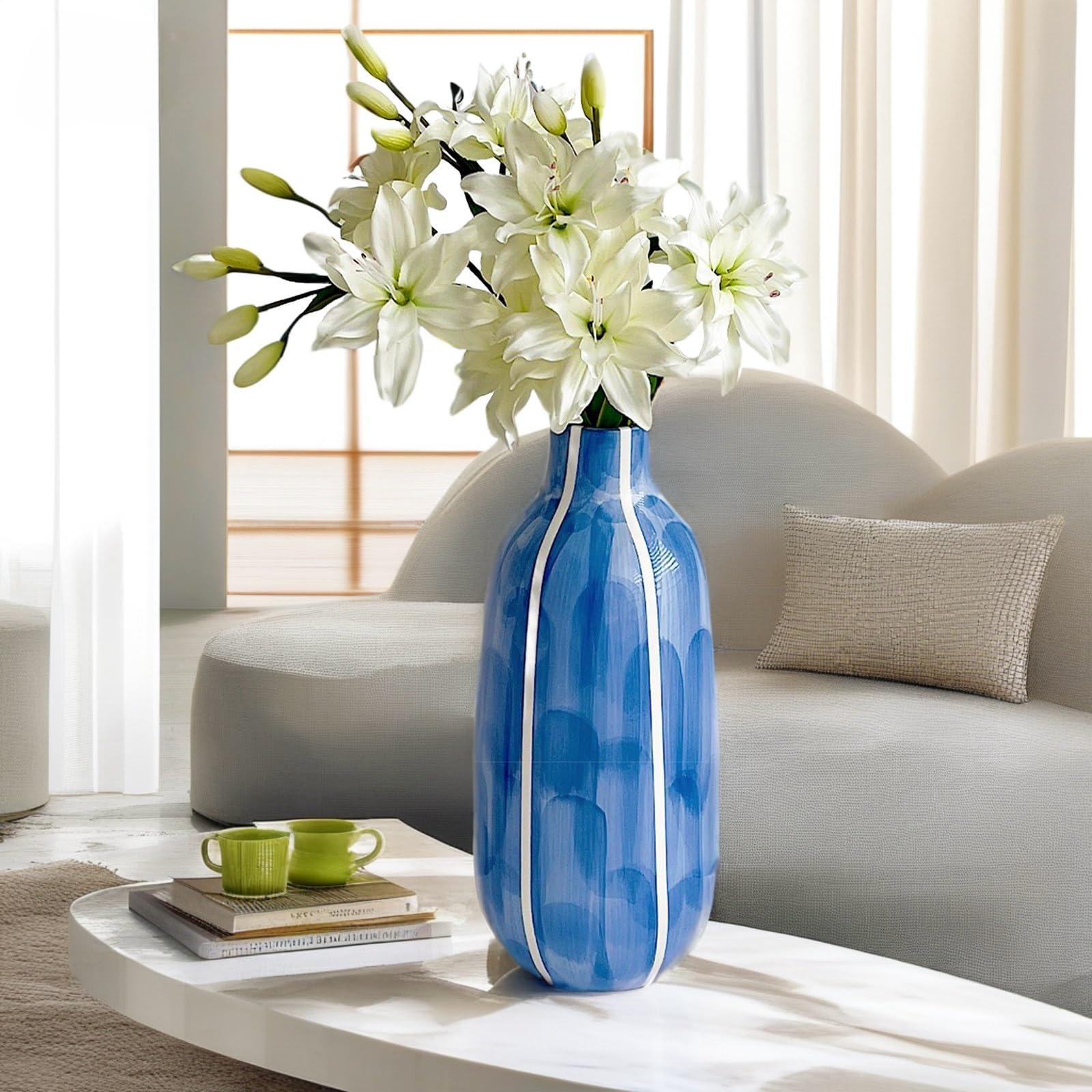 Decorate with ‍blue vases ⁤for⁤ charming accents in⁤ your living ⁢room