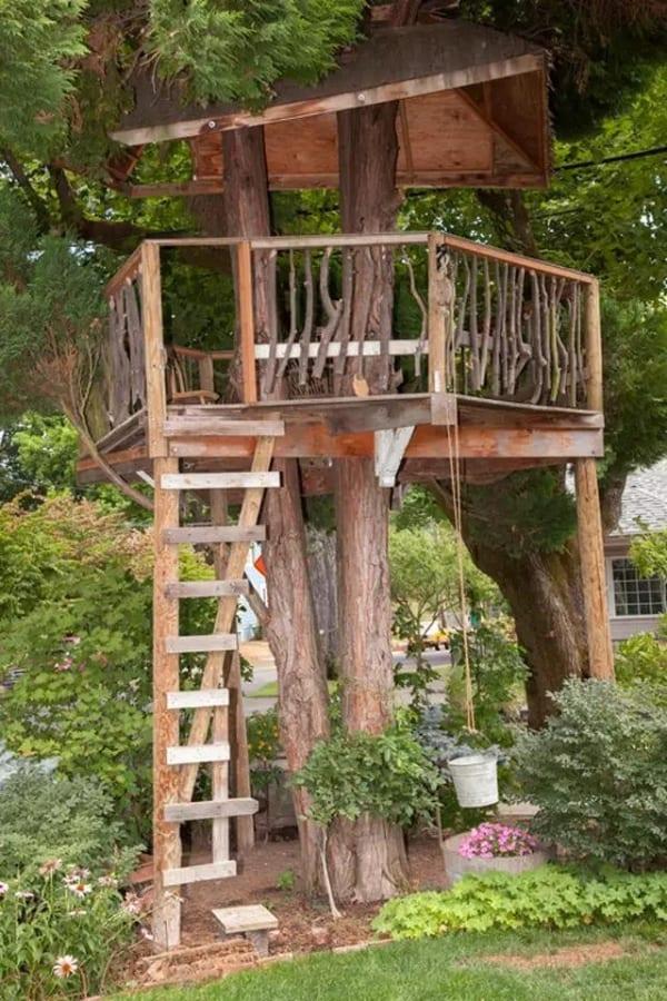 Design a whimsical treehouse for backyard‍ fun