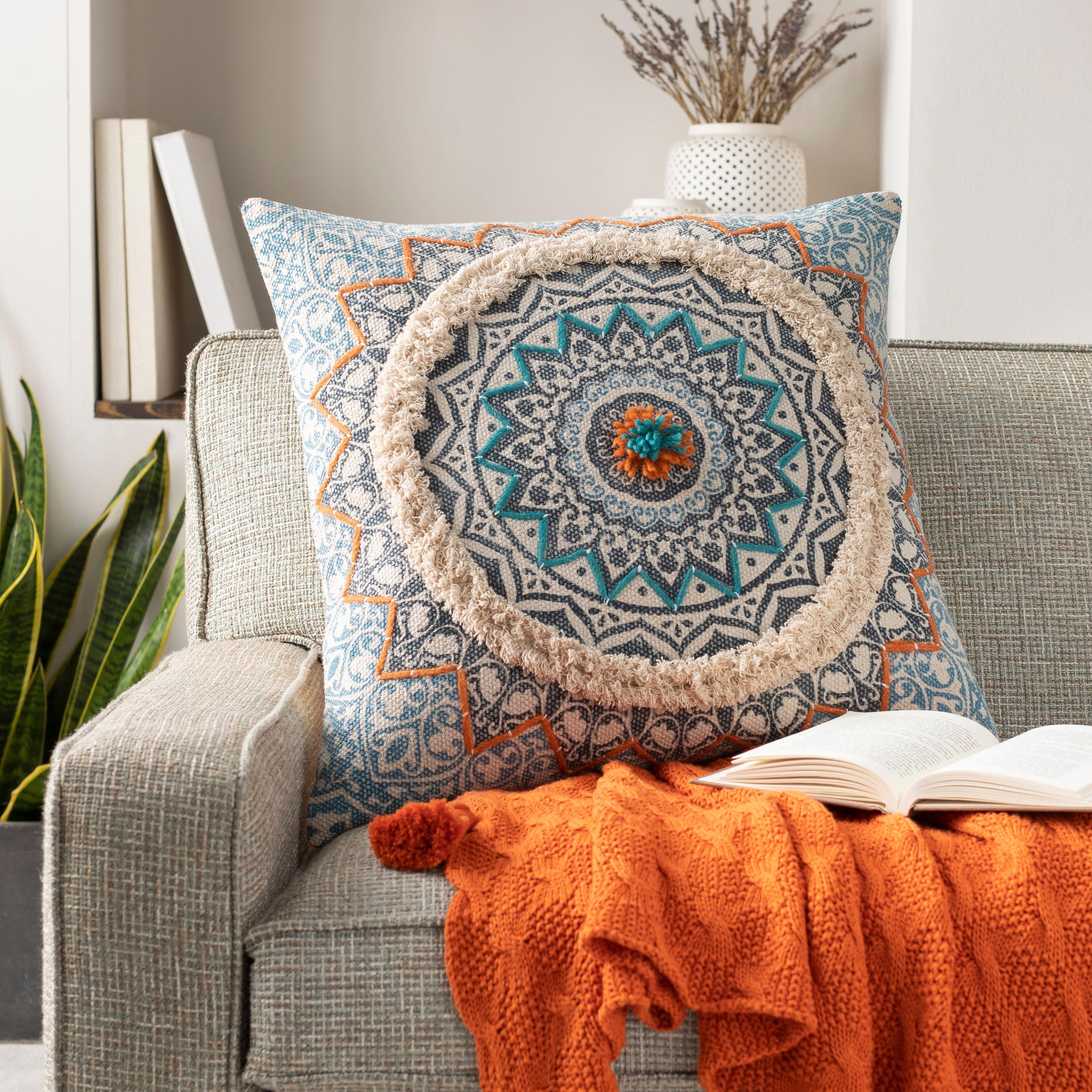 Mix and match patterned throw pillows to ​bring ‍color to your Boho Living Room