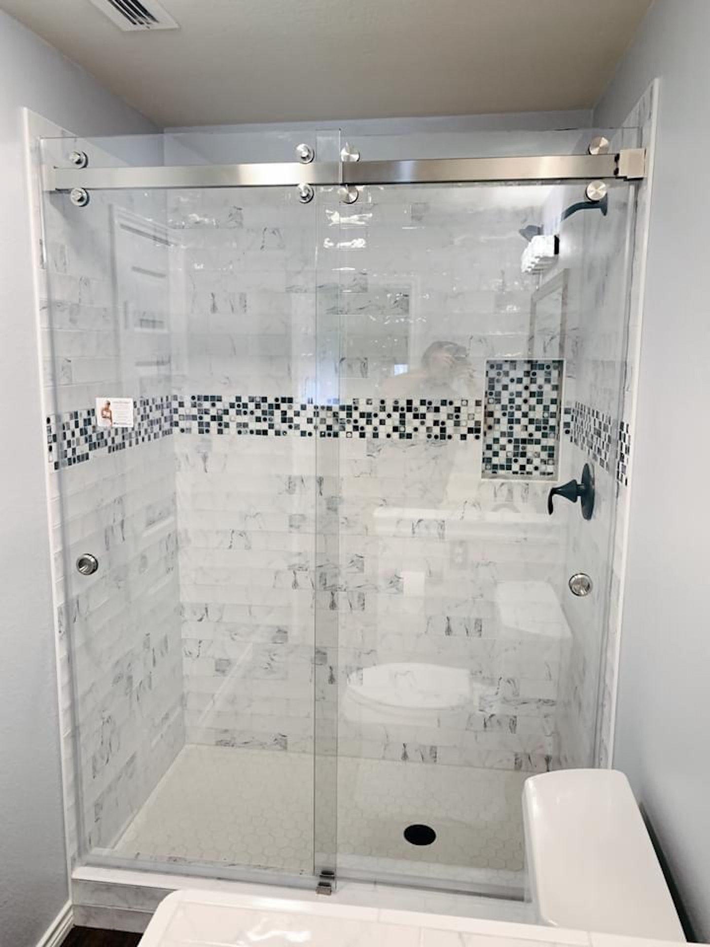 Incorporate a sliding barn-style ⁣shower door⁣ for a chic farmhouse bathroom element