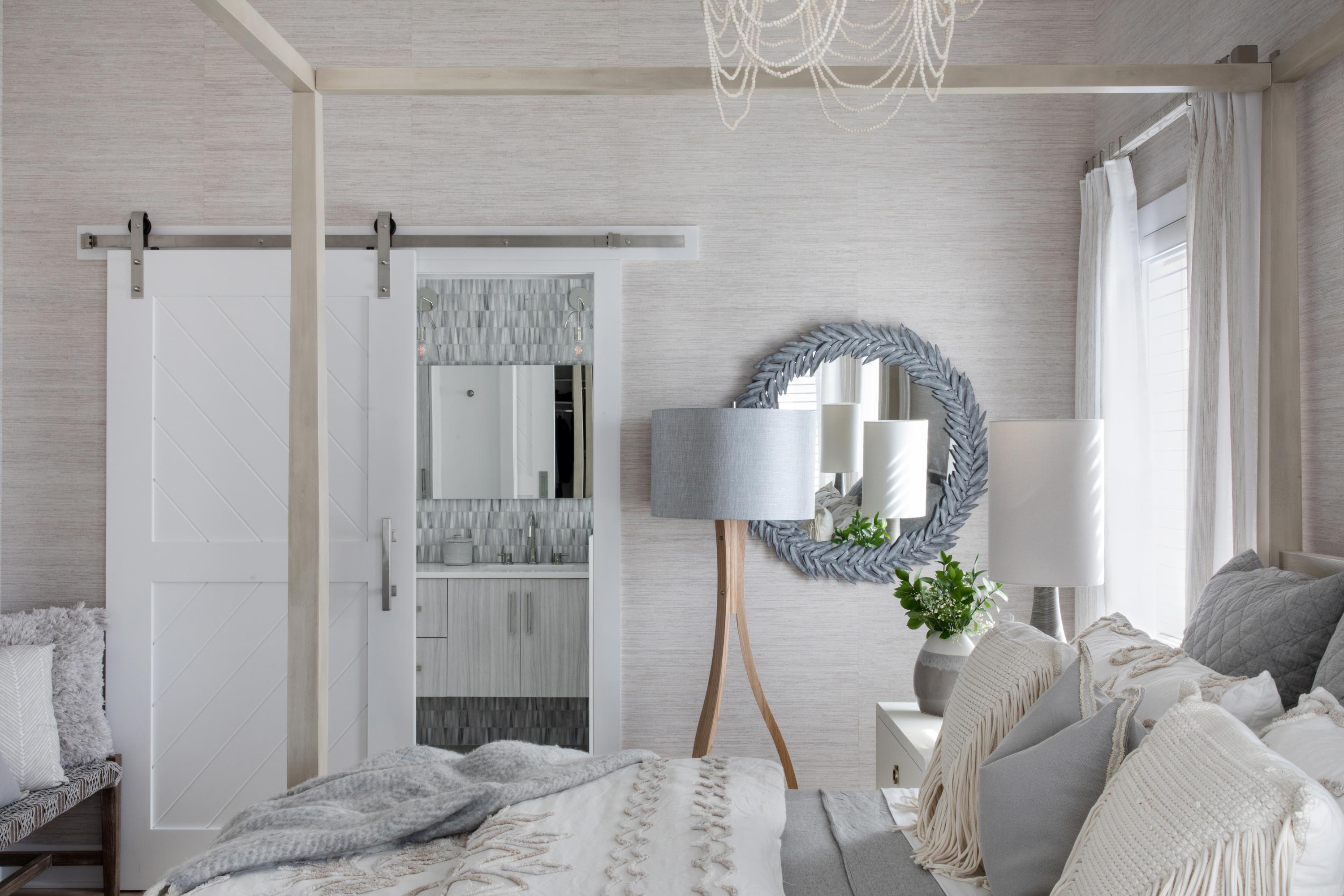 Use mirrors strategically to amplify light in ⁤your Minimalist Bedroom