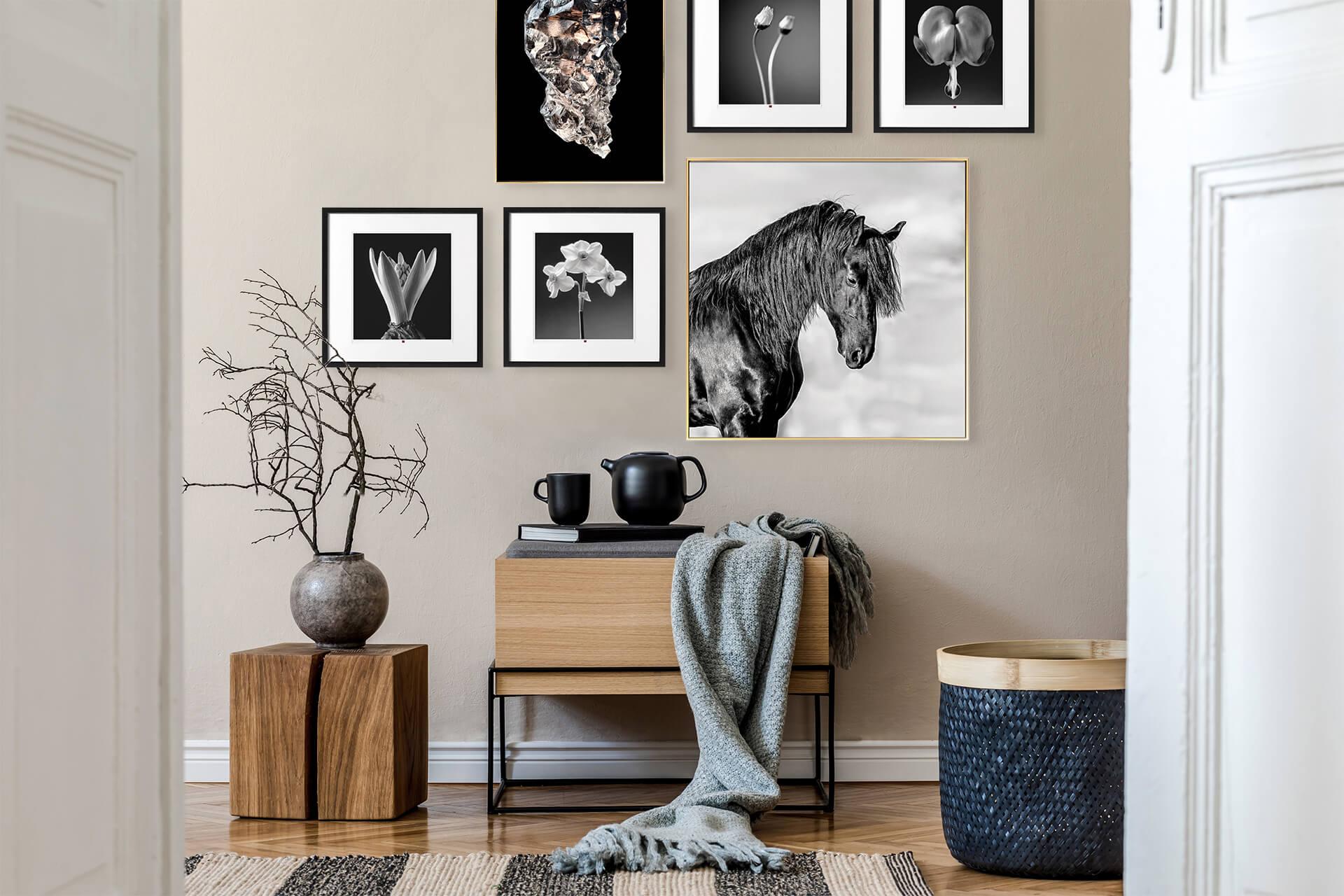 Create a gallery⁢ wall featuring personal photos in your contemporary living room