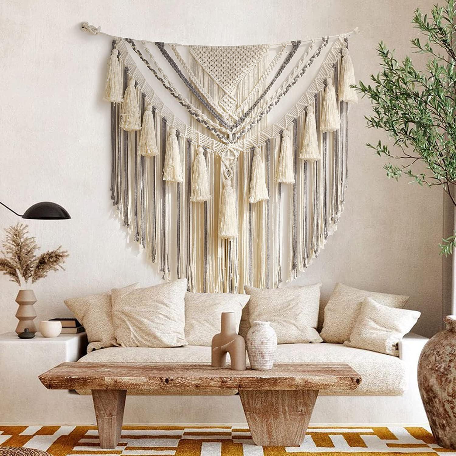 Select an ‌oversized ⁢tapestry as a focal point in your cozy⁤ Boho Living Room