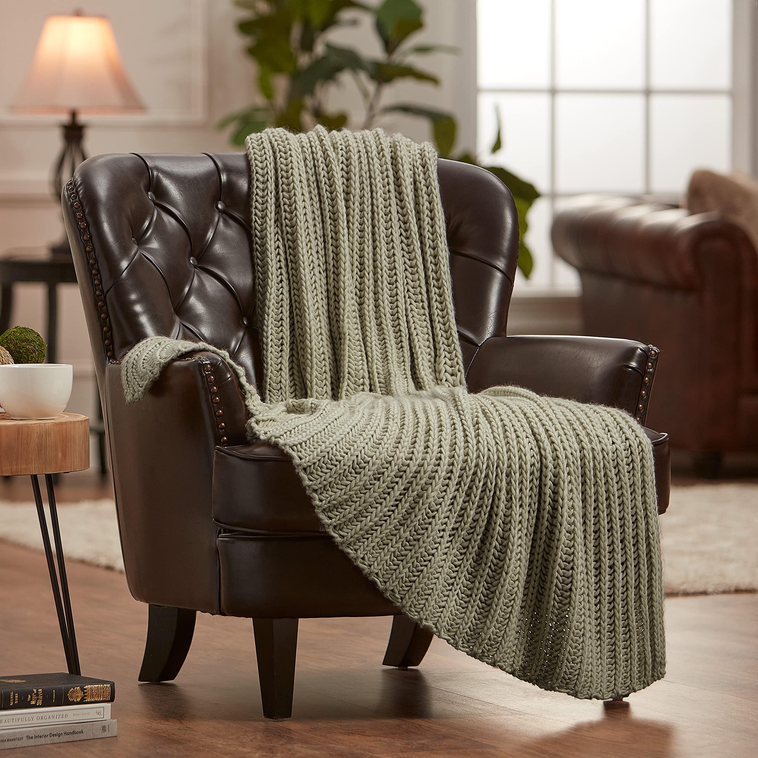 Include ‍a cozy throw​ blanket ‍for ‍warmth in your ⁤contemporary living room