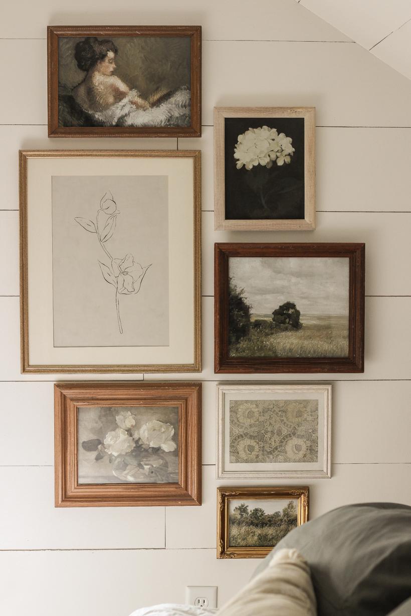 Showcase vintage artwork to create a gallery ⁣wall in ⁤your vintage living room