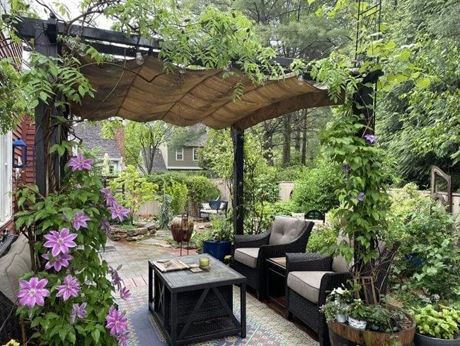 Craft a themed backyard space ⁣for entertaining guests