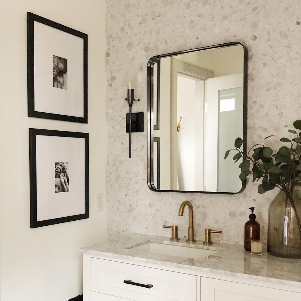 Embrace⁢ a ​gallery wall with⁤ art that reflects‍ your style in ‍an⁤ eclectic bathroom