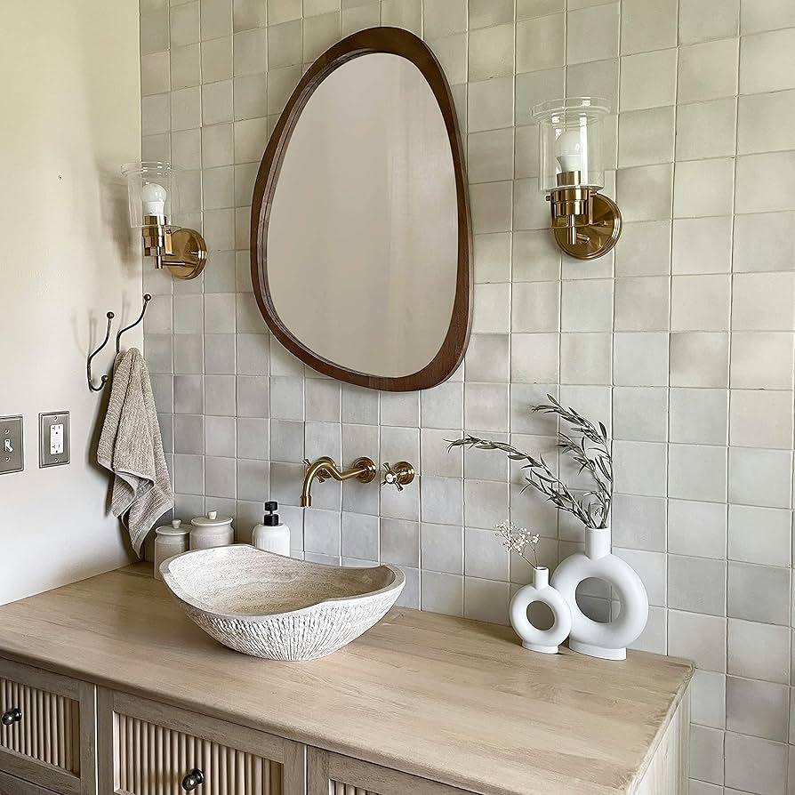 Incorporate decorative mirrors to amplify light ⁢in‌ your ⁣boho bathroom