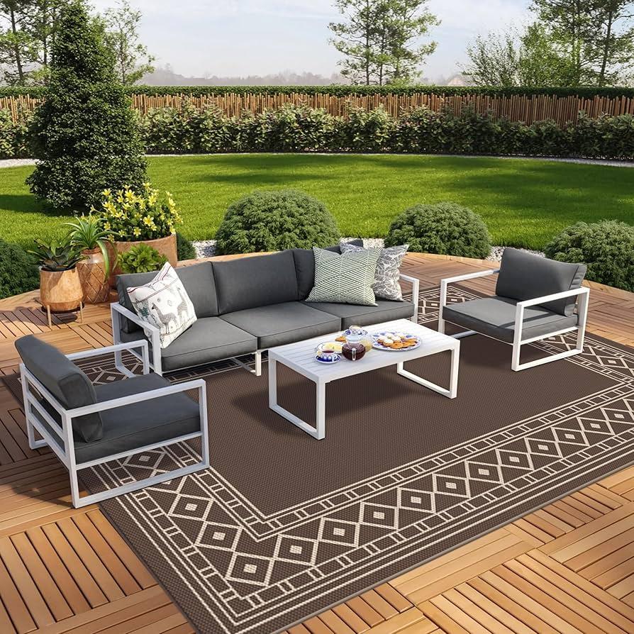 Use outdoor rugs ‌to define ⁤zones‍ in your small backyard