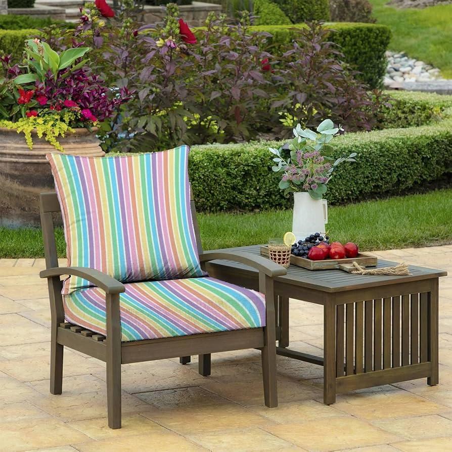 Use ‌colorful cushions to jazz up​ seating areas‍ in your ​small backyard