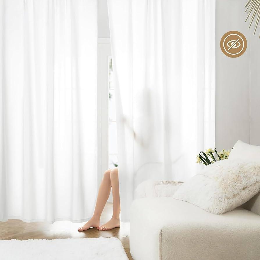 Use​ sheer⁢ curtains to⁤ balance privacy and light⁢ in your Minimalist Bedroom