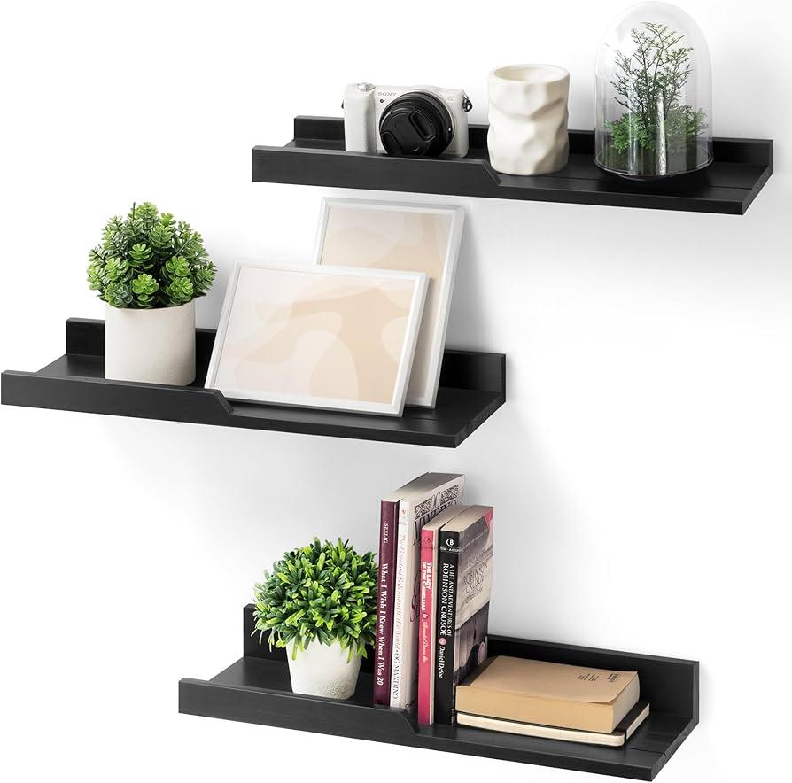 Floating shelves showcase decor, optimizing space while‍ reflecting the functionality of this bedroom trend