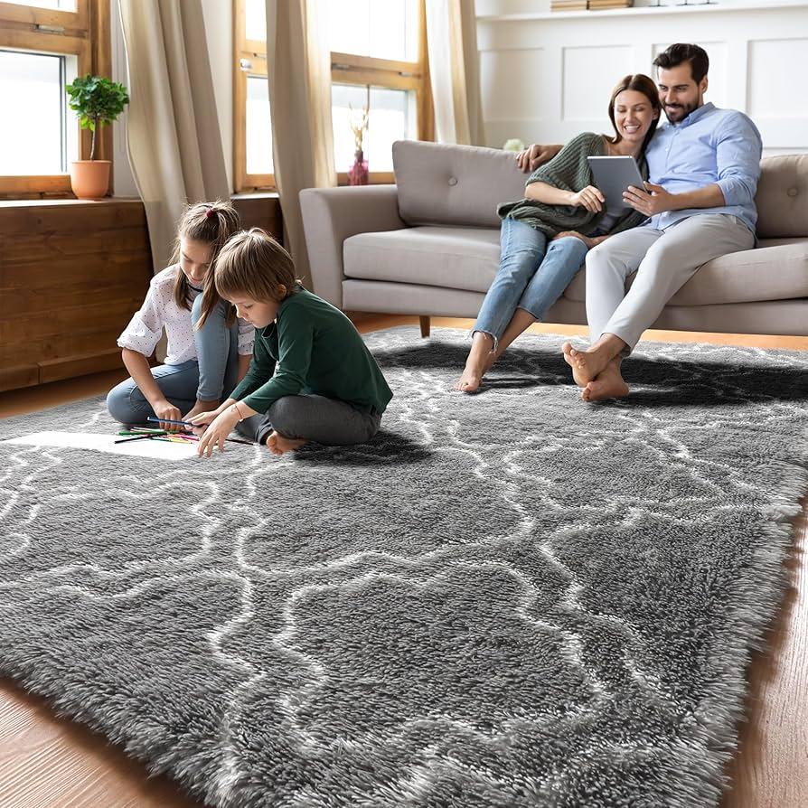 Choose a stylish area rug that anchors ​your living ⁢room and ties everything together