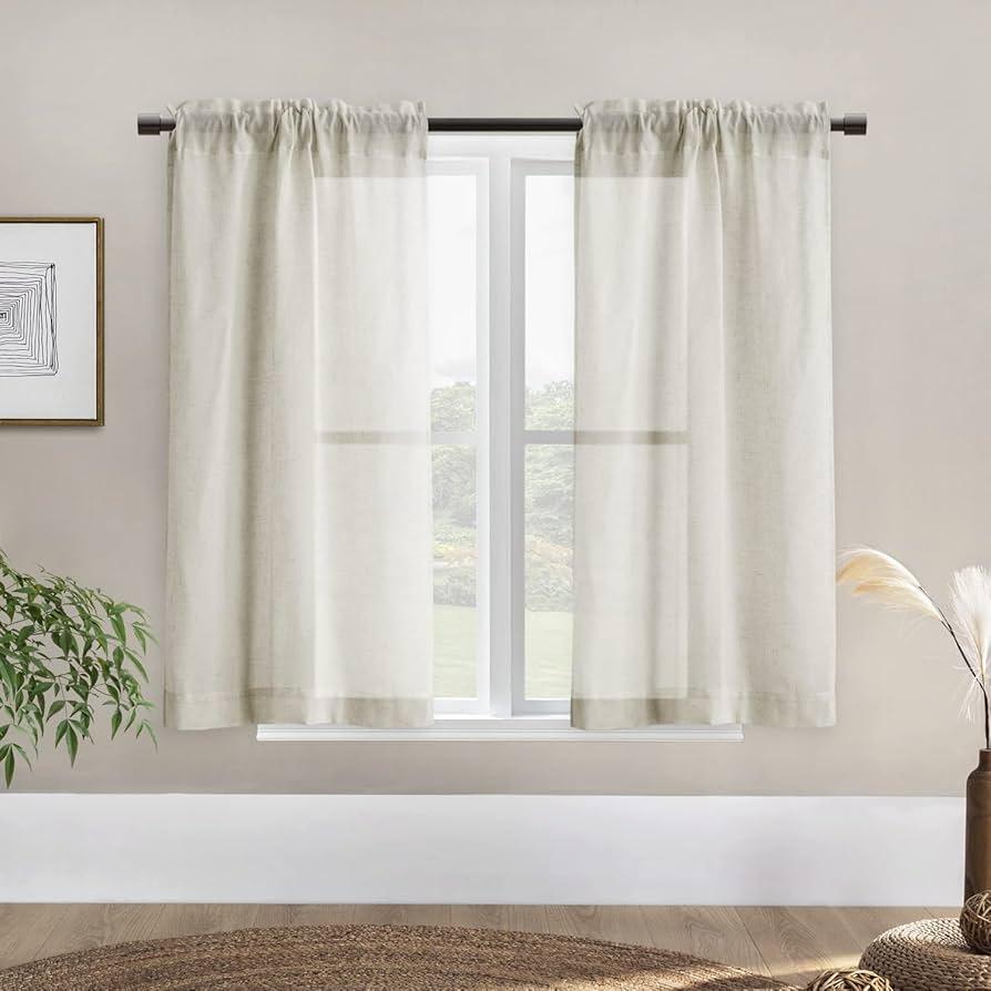 Adorn windows‍ with sheer curtains​ for⁤ soft, diffused light in ‍your Farmhouse​ Bathroom