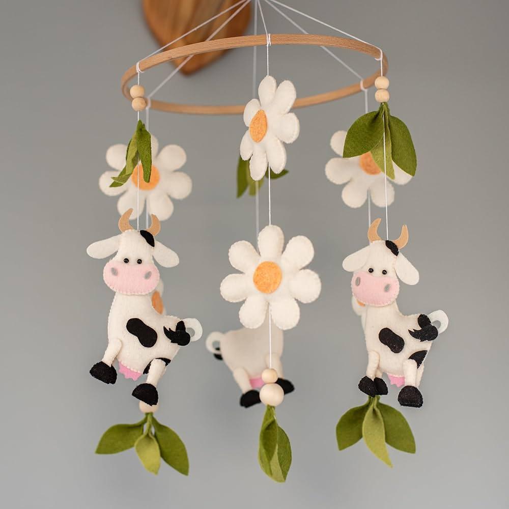 A charming mobile overhead captivates your⁢ babys attention ‍in the nursery nook