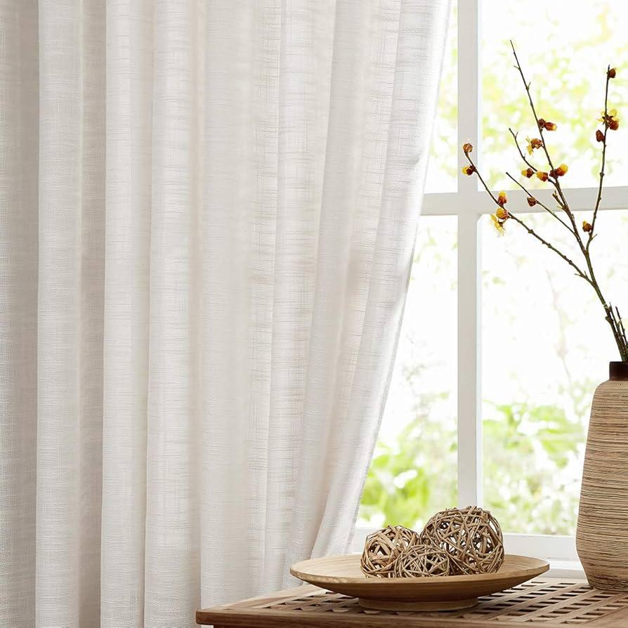 Incorporate natural light with sheer curtains that softly filter sunlight in⁣ your earthy living room