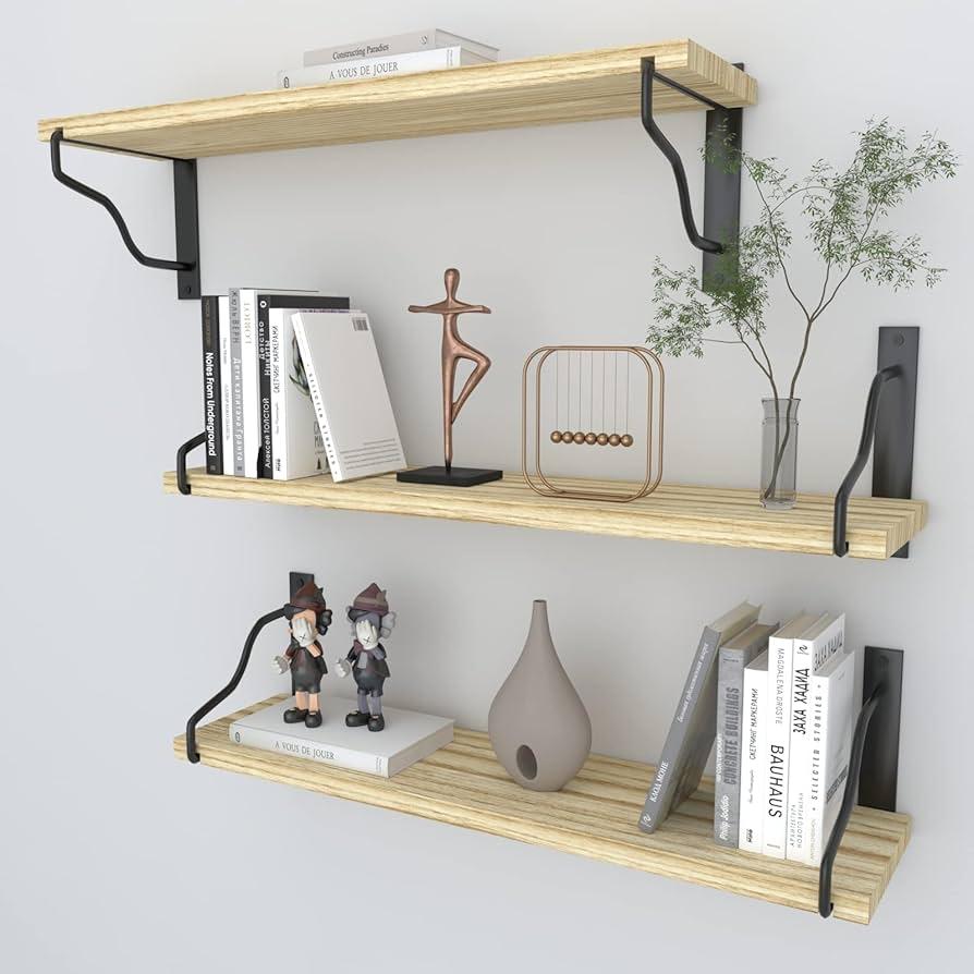 Use ⁤wall-mounted⁢ shelves⁤ to‌ showcase‍ books ⁣and plants in ⁢your earthy living room