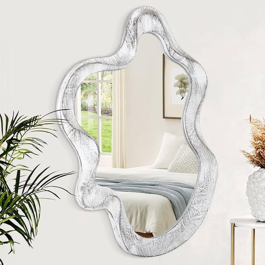 Artistic mirrors: Choose​ mirrors with unique shapes ​to brighten your eclectic‍ living ⁣room