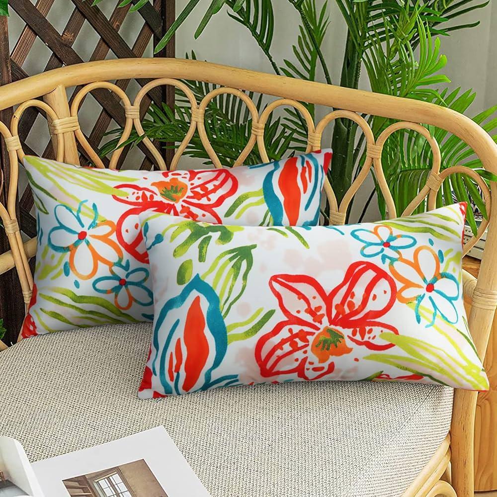 Use colorful cushions⁣ to brighten your Screened Porch space