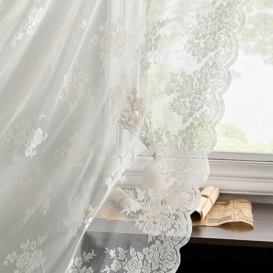 Use lace curtains to add a ⁤delicate touch to your vintage⁣ living room