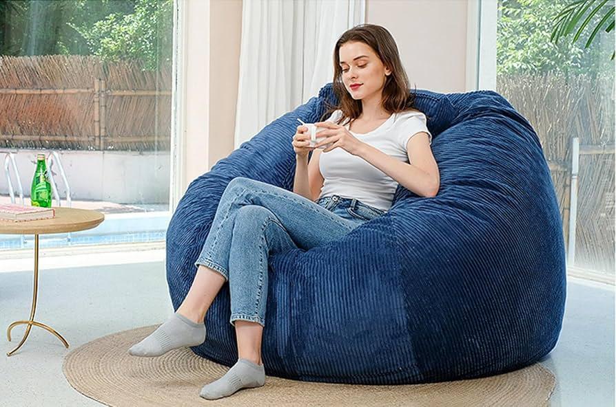 A⁢ comfy ⁣bean bag​ chair⁣ invites lounging in your laid-back Boho Living Room